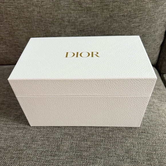 DIOR Prestige Lifestyle Set White Vanity Pouch Cotton Face Towel - Picture 16 of 16